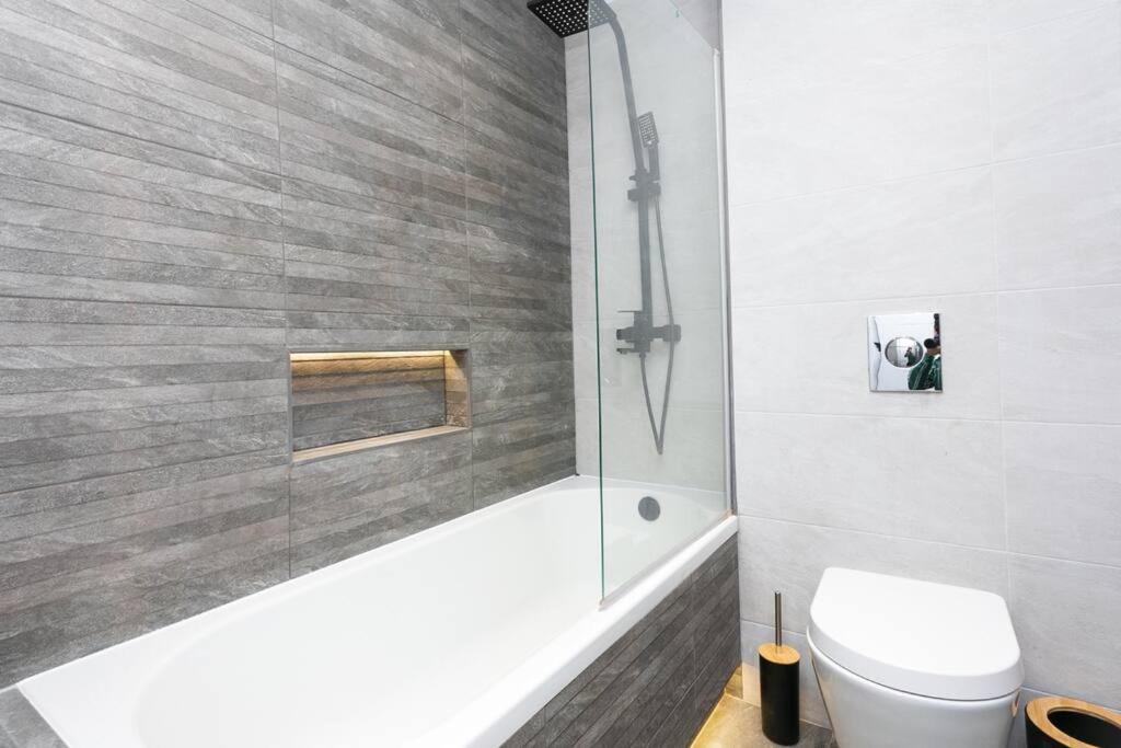 Awesome 1 Bedroom Flat In Apartment