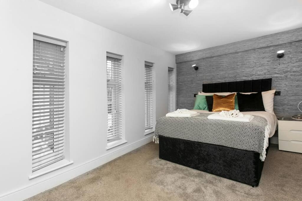 Awesome 1 Bedroom Flat In *