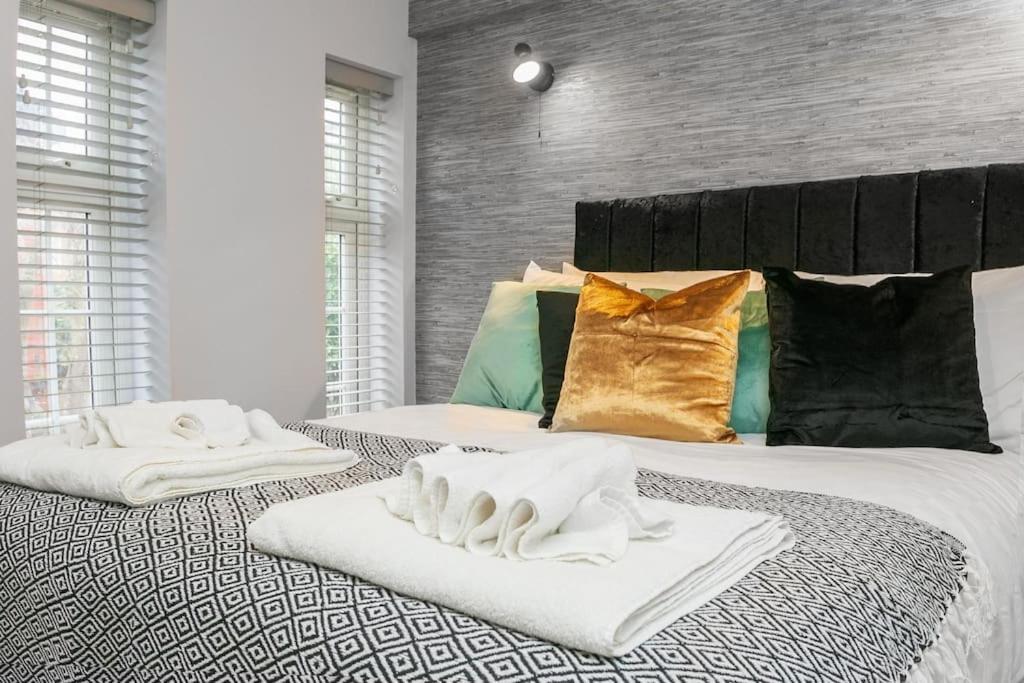 Awesome 1 Bedroom Flat In Apartment
