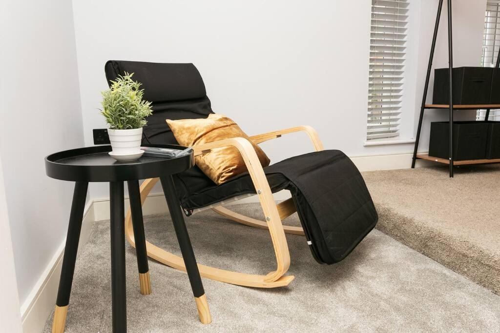 Awesome 1 Bedroom Flat In Apartment