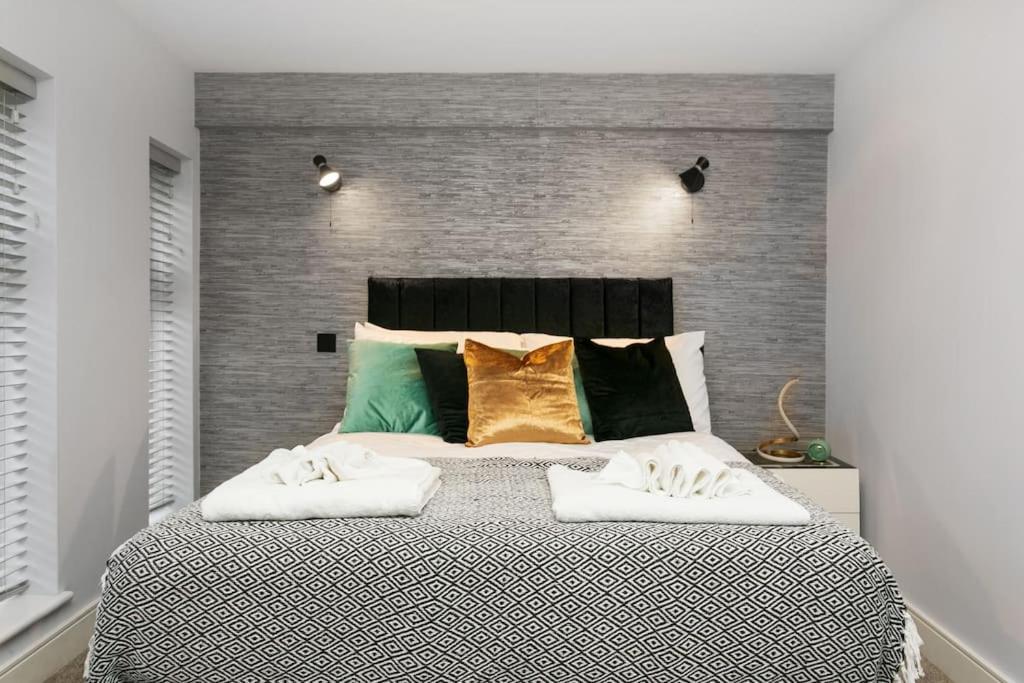 Awesome 1 Bedroom Flat In Apartment Twickenham